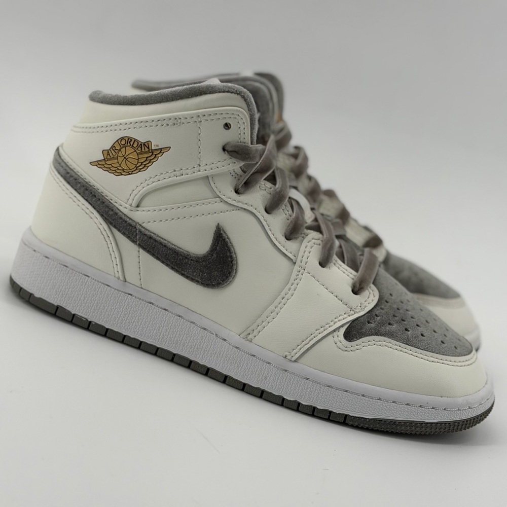 Air Jordan 1 Mid SE GS “Sail Metallic Gold Flat Pewter” Size 4Y – (FB9899-100)